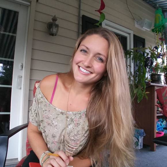 Meet your Posher, Lauren - Picture 1 of 1